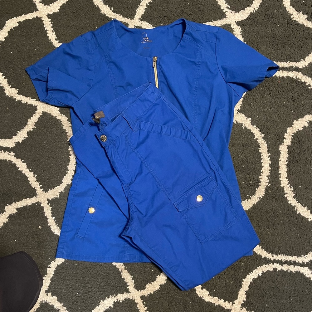 Jaanuu Scrub Set